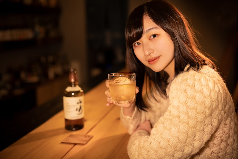 女性とバーで乾杯